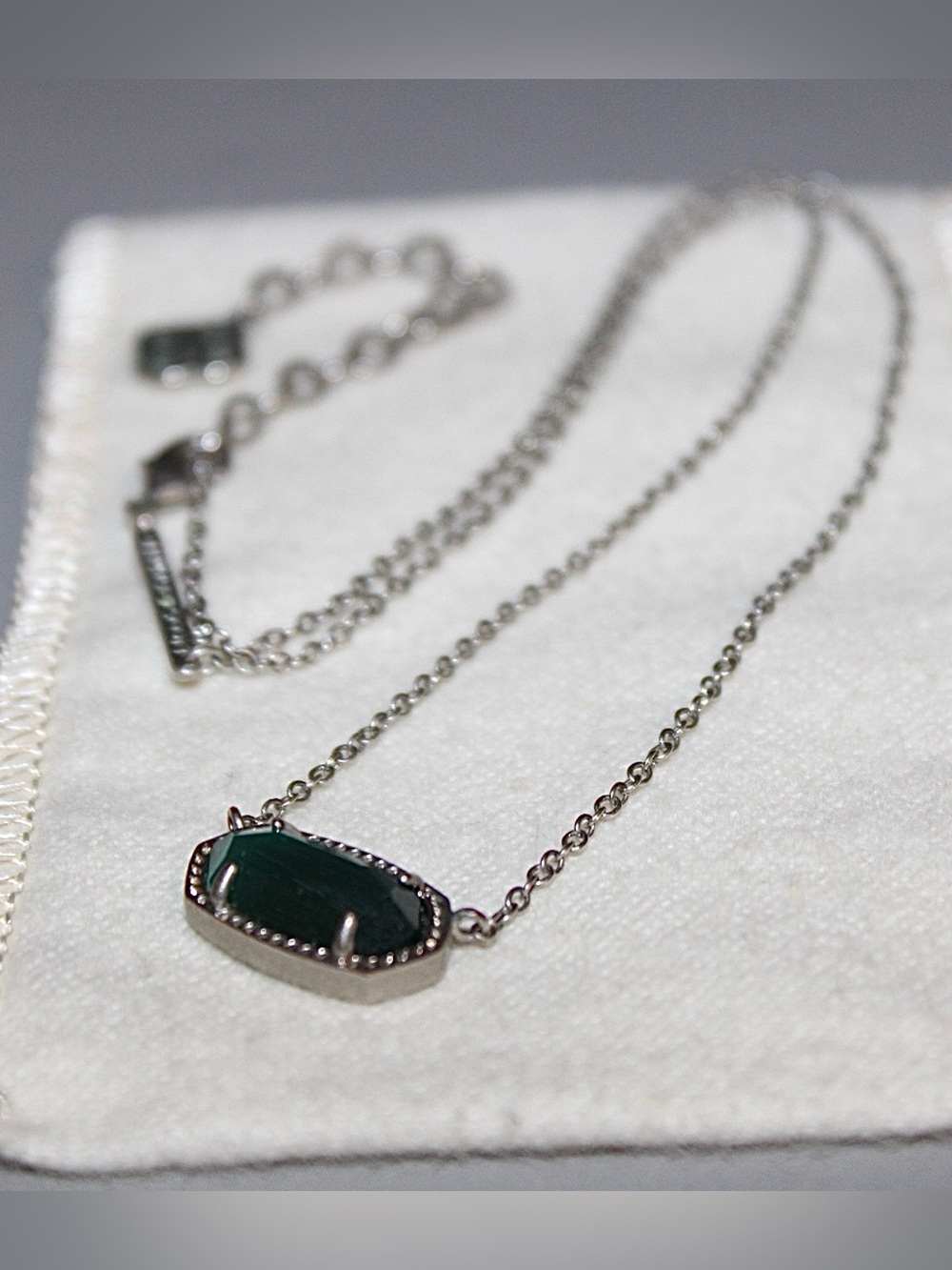 Kendra Scott Elisa Silver Pendant Necklace in Emerald Cat’s Eye